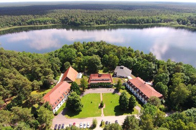 Hotel Döllnsee-Schorfheide : Buitenaanzicht