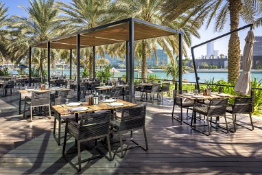 Beach Rotana : Restaurant